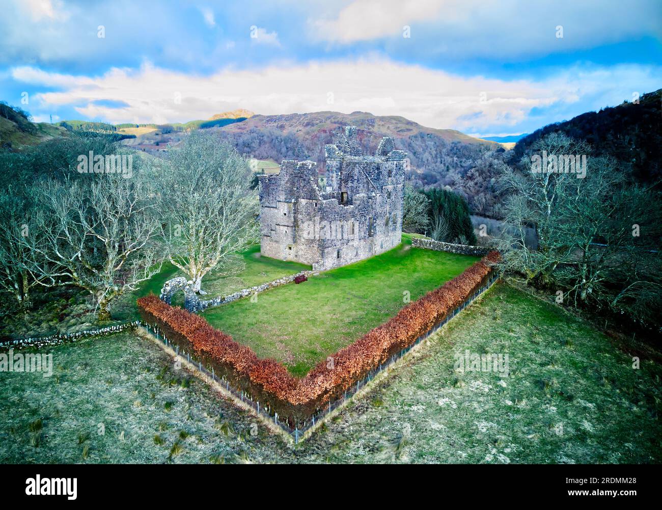 Vista aerea del Castello di Carnasserie (scritto anche Carnassarie), una casa torre in rovina del XVI secolo. Vicino a Kilmartin, Argyll, Scozia. Foto Stock