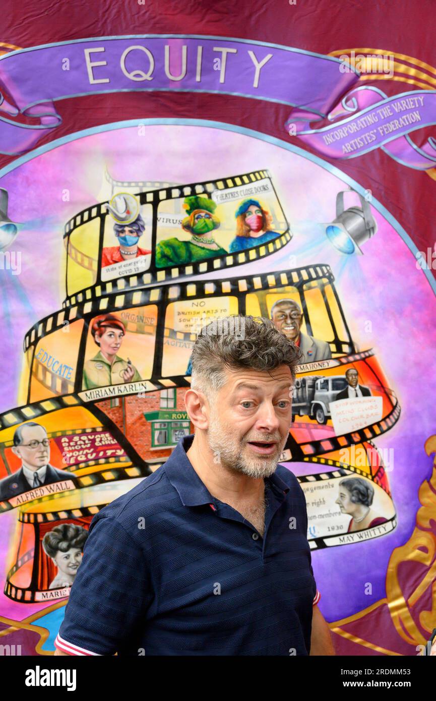 Andy Serkis (attore inglese) di fronte a un banner AZIONARIO a un evento AZIONARIO a Leicester Square a sostegno dello sciopero degli attori americani SAG-AFTRA 21esimo Foto Stock