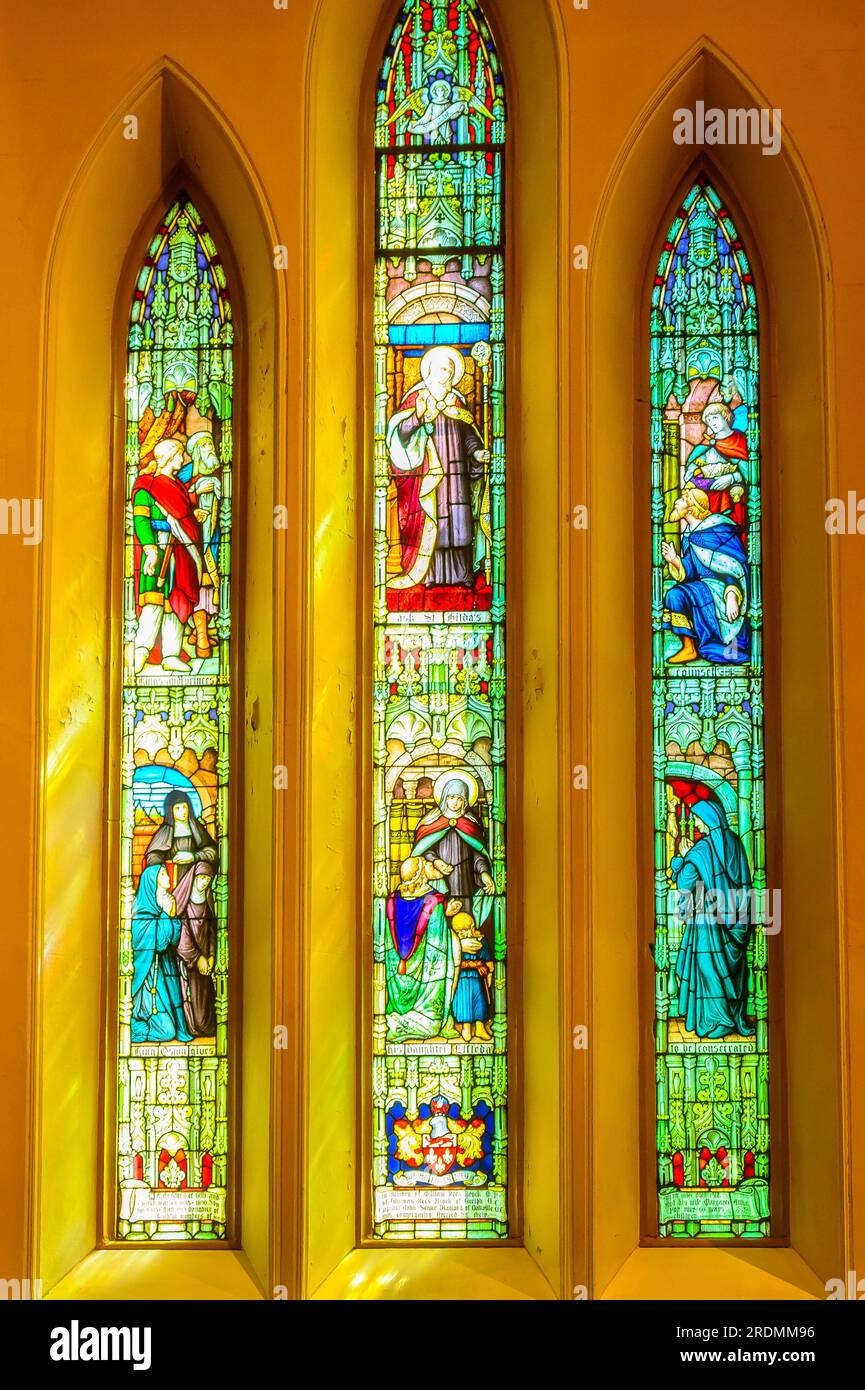 Toronto, Canada - 19 luglio 2023: La cattedrale di St. James. Simboli religiosi in vetrata colorata nella parete laterale. Foto Stock