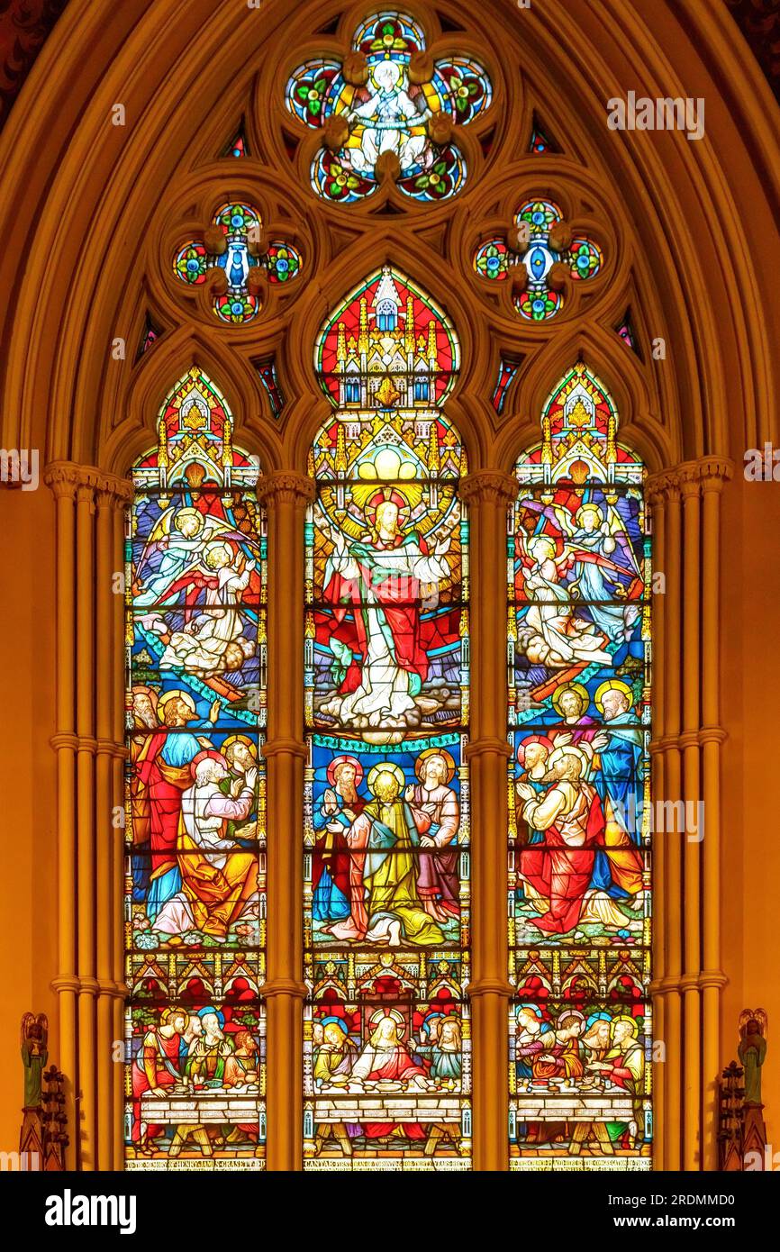 Toronto, Canada - 19 luglio 2023: La cattedrale di St. James. Simboli religiosi in una vetrata colorata multicolore nell'altare. Foto Stock