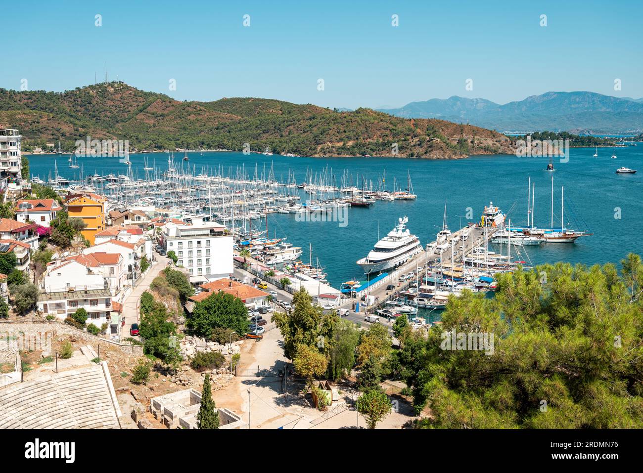 Vista dall'alto del porticciolo di Fethiye, Türkiye in una giornata di sole Foto Stock