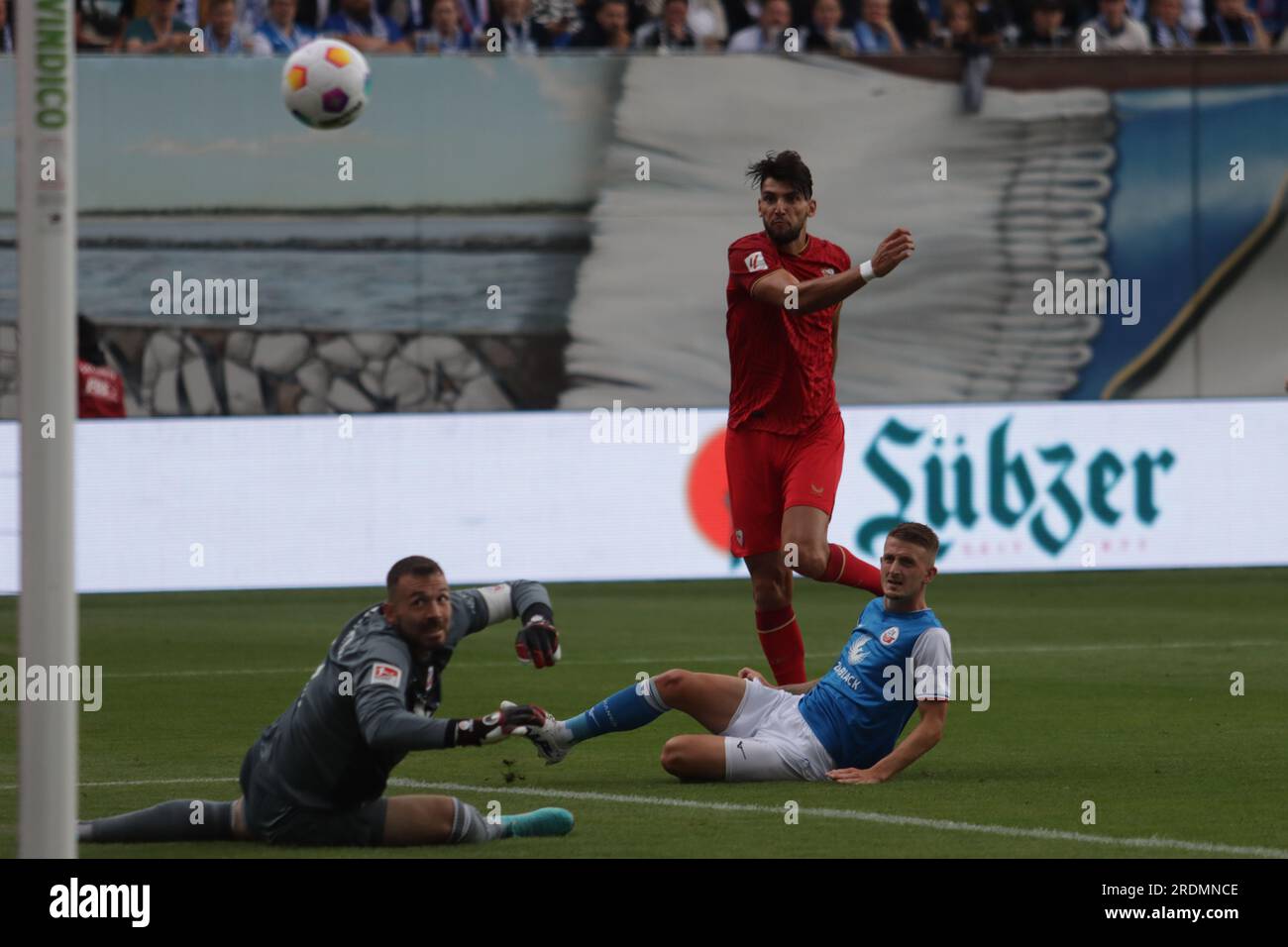 Rostock, Deutschland, 22 luglio 2023. Tecatito del Sevilla F.C. segna il primo gol della sua squadra a segnare il punteggio durante F.C. Hansa Rostock contro Sevilla F.C.. Credito: Fabideciria. Foto Stock
