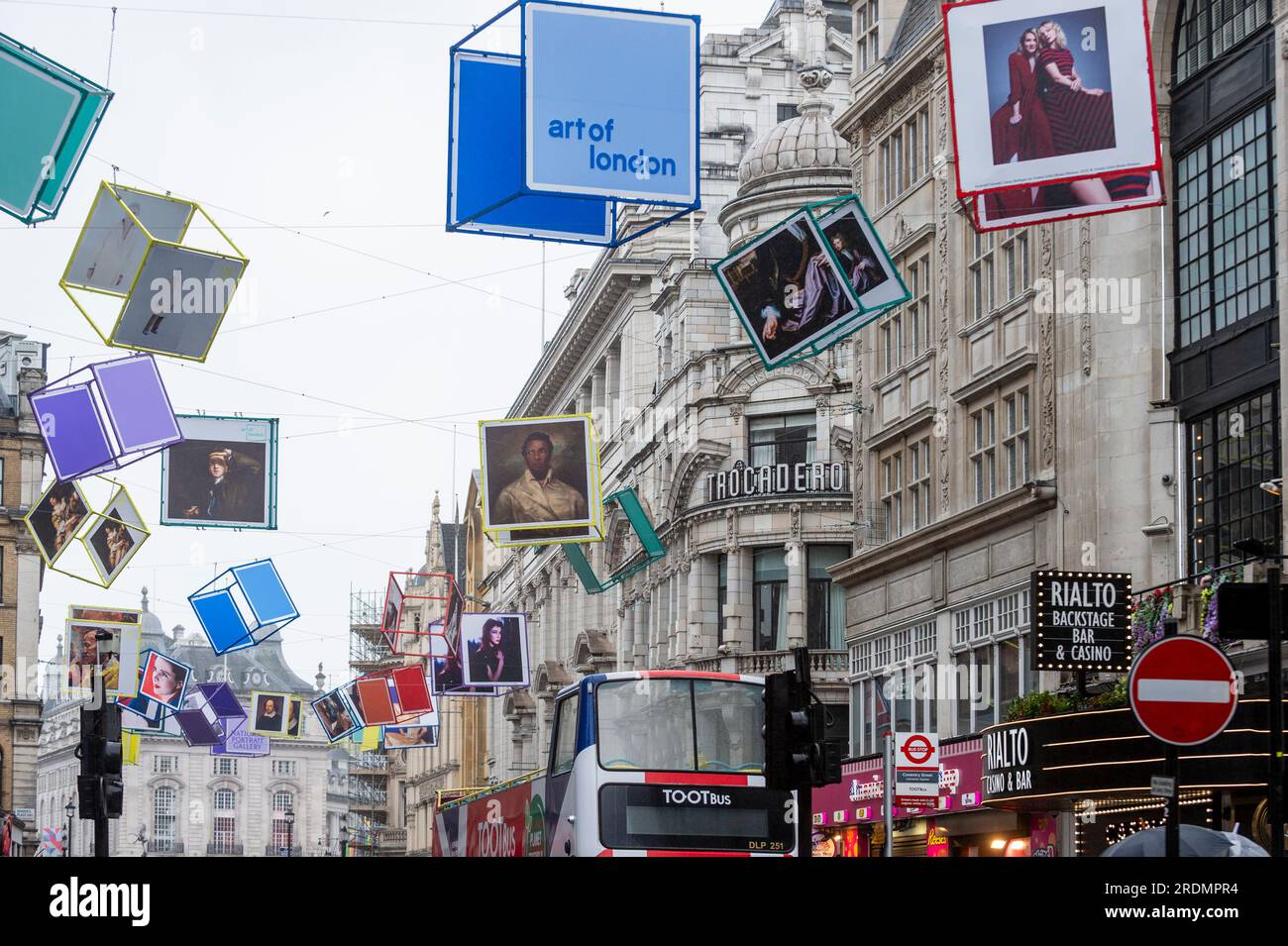 Londra, Regno Unito. 22 luglio 2023. Cubi decorati appesi in alto a Coventry Street, appena fuori Leicester Square, davanti a "Art of London's Summer Season 2023: The Art of Entertainment". Ritratti di famose icone culturali, tra cui Elton John, Olivia Colman, Judi Dench, William Shakespeare, Saoirse Ronan, Dusty Springfield e Kate Bush, possono essere visti sui cubi. L’iniziativa di arte pubblica si chiama «Art Reframed» e si sviluppa in collaborazione con la National Portrait Gallery (NPG), recentemente riaperta. Crediti: Stephen Chung / Alamy Live News Foto Stock