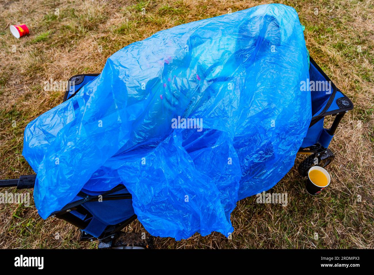 Henham Park, Suffolk, Regno Unito. 22 luglio 2023. I fan hanno un sacco di entusiasmo per la band, ma meno per la pioggia e alcuni sono più preparati di altri - Big Moon suonano l'Obelisk Arena - il 2023 Latitude Festival, Henham Park. Crediti: Guy Bell/Alamy Live News Foto Stock