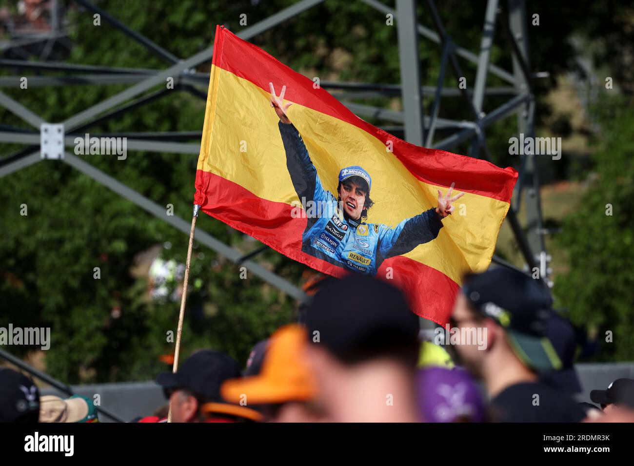 Budapest, Ungheria. 22 luglio 2023. Atmosfera circuito - Fernando Alonso (ESP) bandiera del team Aston Martin F1 con i tifosi in tribuna. Campionato del mondo di Formula 1, Rd 12, Gran Premio d'Ungheria, sabato 22 luglio 2023. Budapest, Ungheria. Crediti: James Moy/Alamy Live News Foto Stock