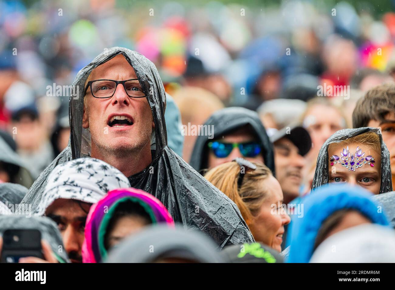 Henham Park, Suffolk, Regno Unito. 22 luglio 2023. I fan hanno un sacco di entusiasmo per la band, ma meno per la pioggia e alcuni sono più preparati di altri - Big Moon suonano l'Obelisk Arena - il 2023 Latitude Festival, Henham Park. Crediti: Guy Bell/Alamy Live News Foto Stock