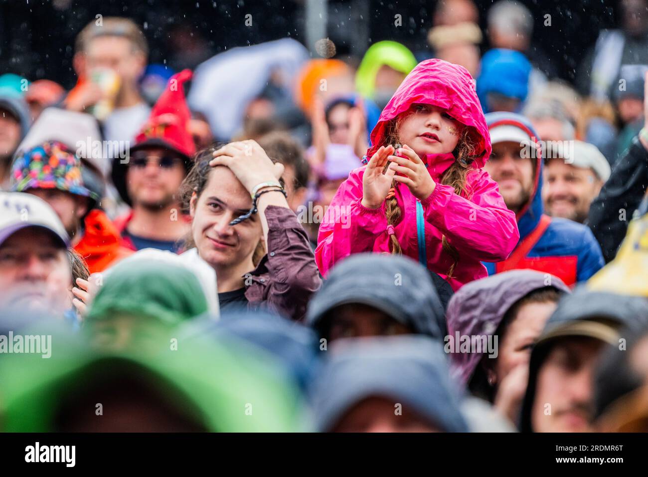 Henham Park, Suffolk, Regno Unito. 22 luglio 2023. I fan hanno un sacco di entusiasmo per la band, ma meno per la pioggia e alcuni sono più preparati di altri - Big Moon suonano l'Obelisk Arena - il 2023 Latitude Festival, Henham Park. Crediti: Guy Bell/Alamy Live News Foto Stock