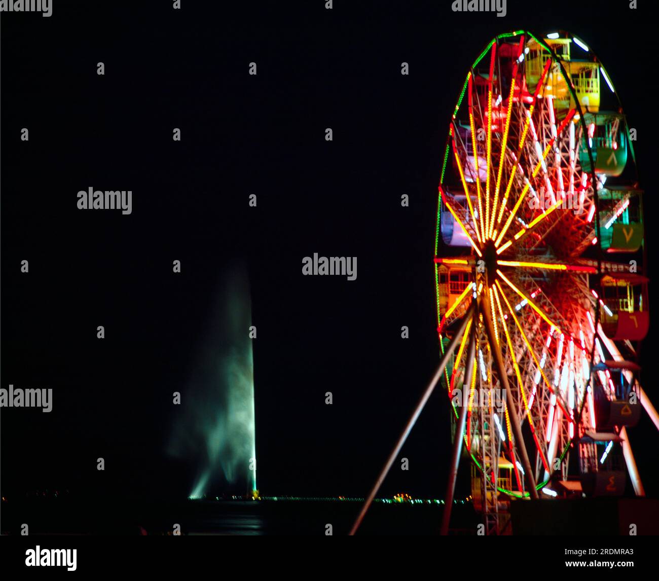 Ruota panoramica di Jeddah in Arabia Saudita e Fontana di Re Fahd di notte la Fontana è la più alta fontana del mondo ed è elencata nel Guinness dei primati Foto Stock