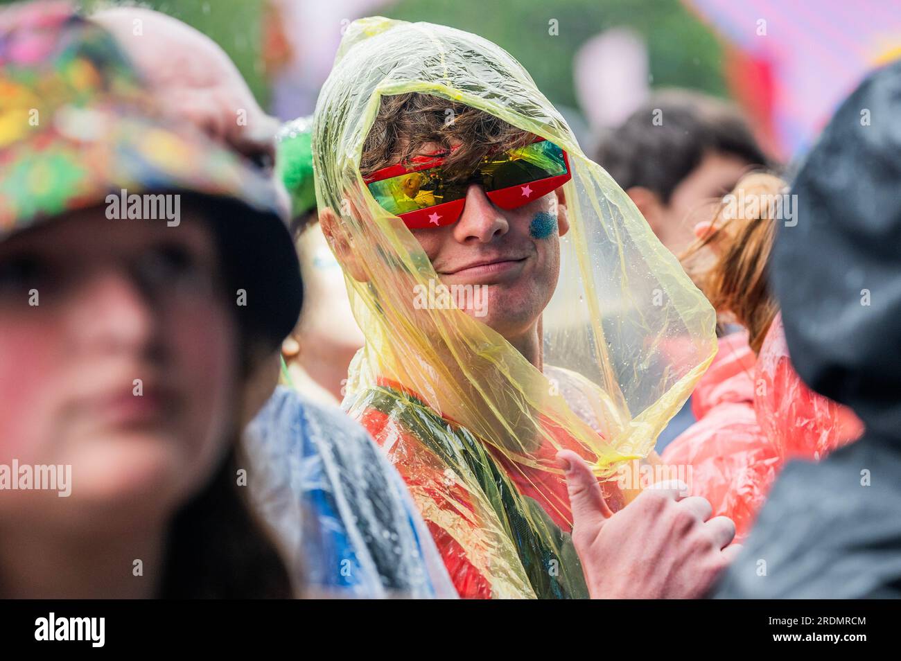 Henham Park, Suffolk, Regno Unito. 22 luglio 2023. I fan hanno un sacco di entusiasmo per la band, ma meno per la pioggia e alcuni sono più preparati di altri - Big Moon suonano l'Obelisk Arena - il 2023 Latitude Festival, Henham Park. Crediti: Guy Bell/Alamy Live News Foto Stock