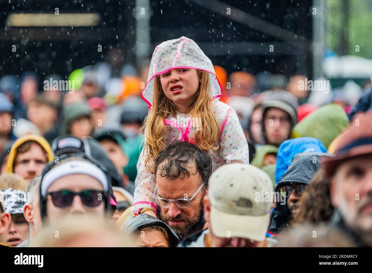Henham Park, Suffolk, Regno Unito. 22 luglio 2023. I fan hanno un sacco di entusiasmo per la band, ma meno per la pioggia e alcuni sono più preparati di altri - Big Moon suonano l'Obelisk Arena - il 2023 Latitude Festival, Henham Park. Crediti: Guy Bell/Alamy Live News Foto Stock