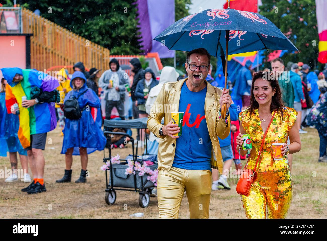 Henham Park, Suffolk, Regno Unito. 22 luglio 2023. I fan hanno un sacco di entusiasmo per la band, ma meno per la pioggia e alcuni sono più preparati di altri - i Big Moon suonano l'Obelisk Arena - il Latitude Festival 2023, Henham Park. Crediti: Guy Bell/Alamy Live News Foto Stock