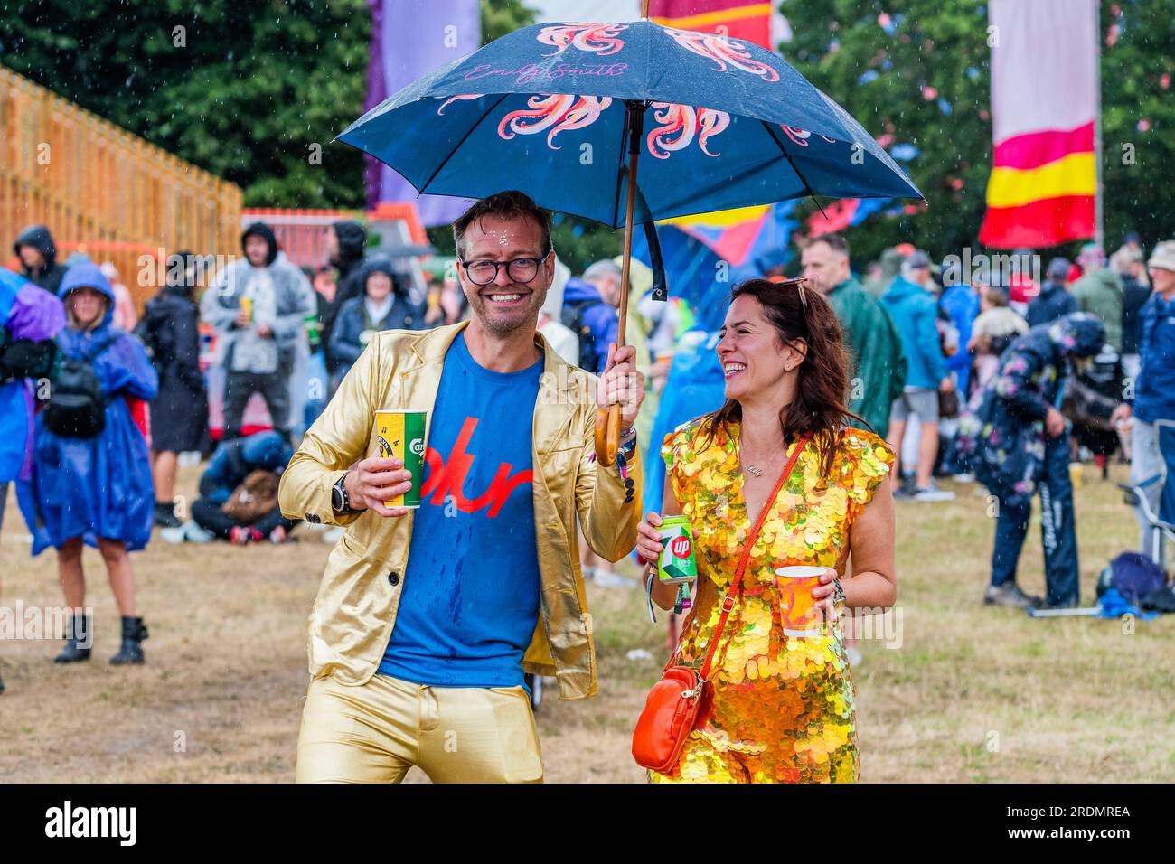 Henham Park, Suffolk, Regno Unito. 22 luglio 2023. I fan hanno un sacco di entusiasmo per la band, ma meno per la pioggia e alcuni sono più preparati di altri - i Big Moon suonano l'Obelisk Arena - il Latitude Festival 2023, Henham Park. Crediti: Guy Bell/Alamy Live News Foto Stock