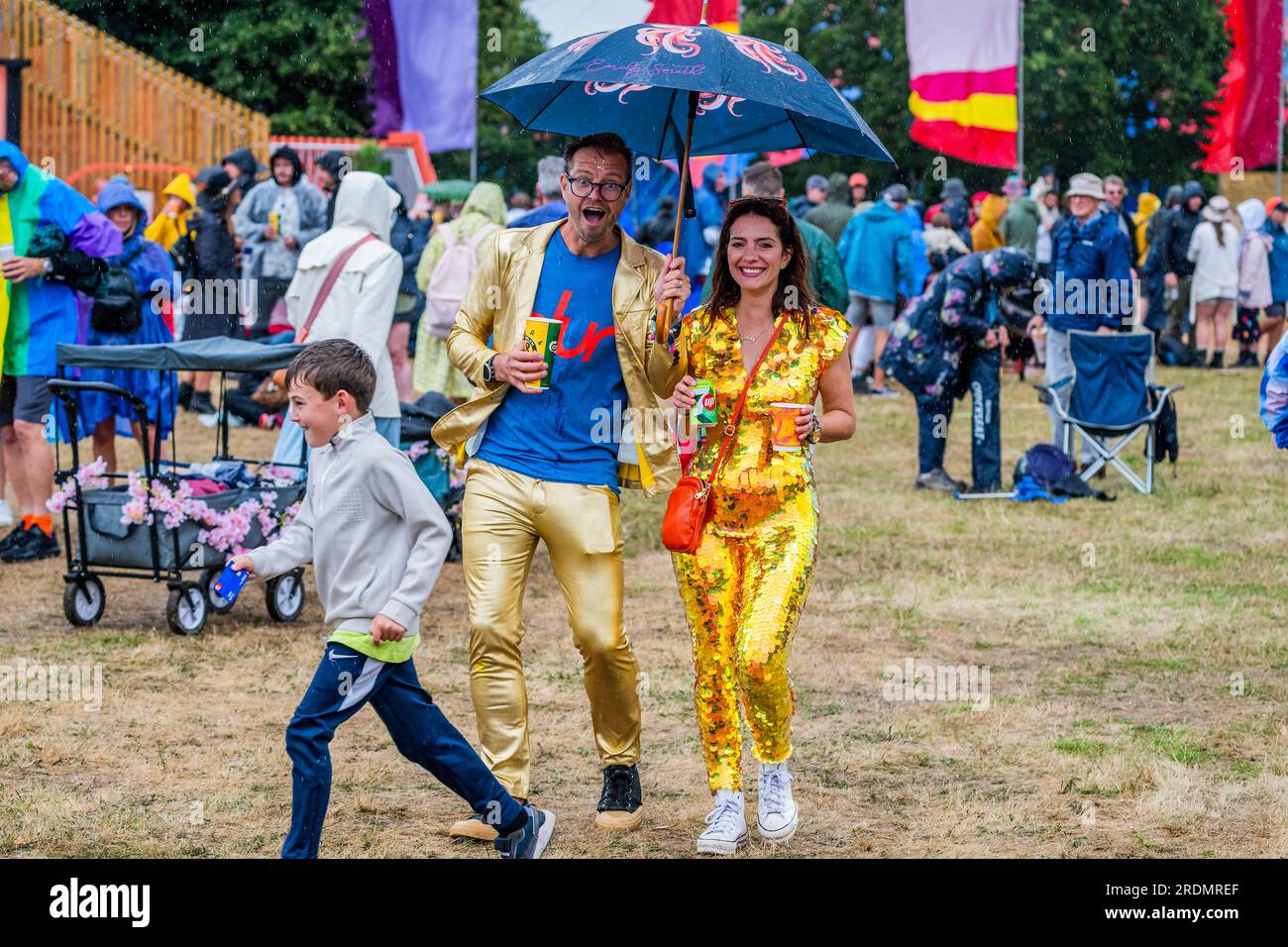Henham Park, Suffolk, Regno Unito. 22 luglio 2023. I fan hanno un sacco di entusiasmo per la band, ma meno per la pioggia e alcuni sono più preparati di altri - i Big Moon suonano l'Obelisk Arena - il Latitude Festival 2023, Henham Park. Crediti: Guy Bell/Alamy Live News Foto Stock