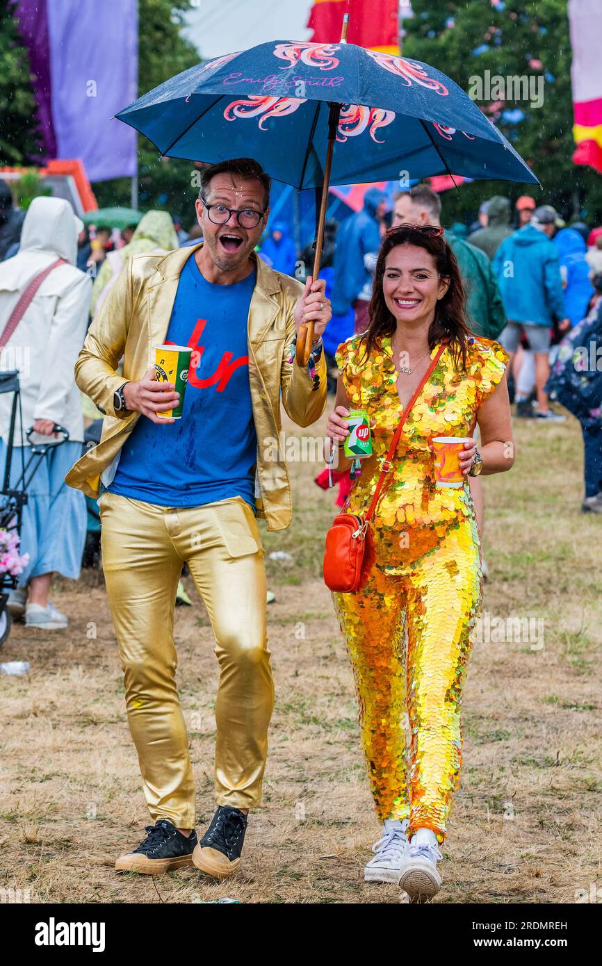 Henham Park, Suffolk, Regno Unito. 22 luglio 2023. I fan hanno un sacco di entusiasmo per la band, ma meno per la pioggia e alcuni sono più preparati di altri - i Big Moon suonano l'Obelisk Arena - il Latitude Festival 2023, Henham Park. Crediti: Guy Bell/Alamy Live News Foto Stock