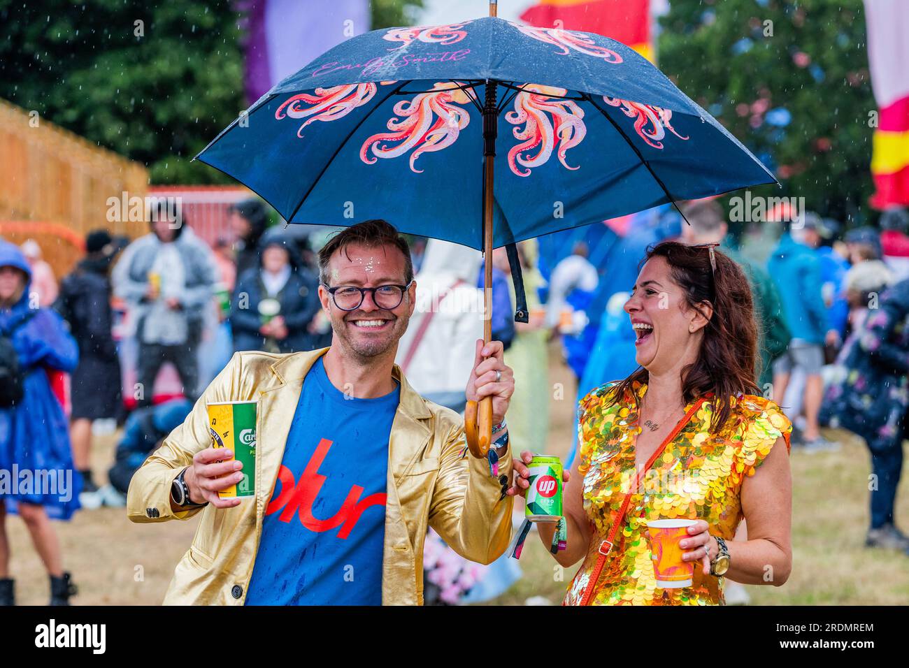 Henham Park, Suffolk, Regno Unito. 22 luglio 2023. I fan hanno un sacco di entusiasmo per la band, ma meno per la pioggia e alcuni sono più preparati di altri - i Big Moon suonano l'Obelisk Arena - il Latitude Festival 2023, Henham Park. Crediti: Guy Bell/Alamy Live News Foto Stock