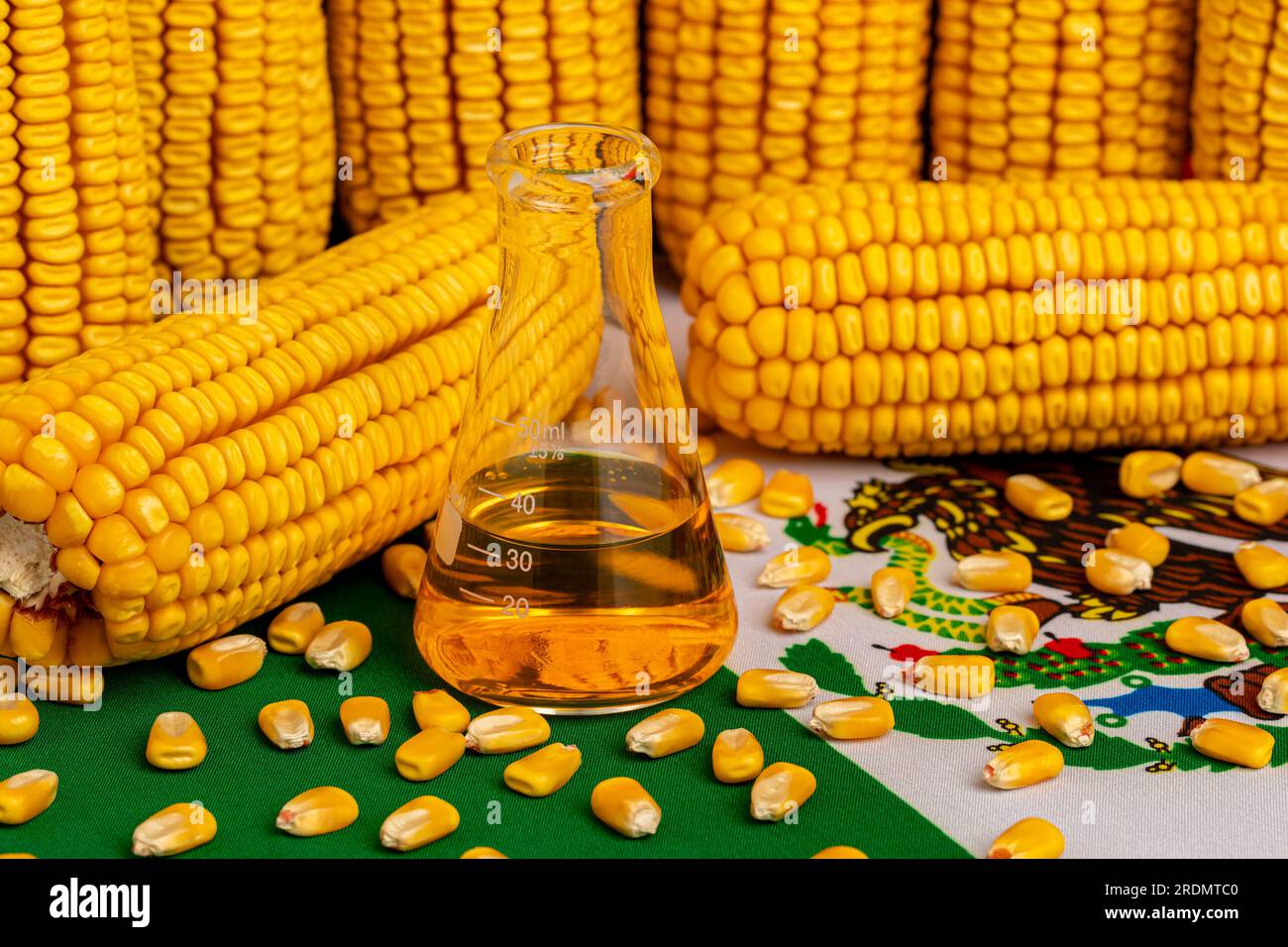 Bandiera del Messico, becher da laboratorio e chicchi di mais. Commercio agricolo divieto di OGM, concetto di importazioni ed esportazioni. Foto Stock