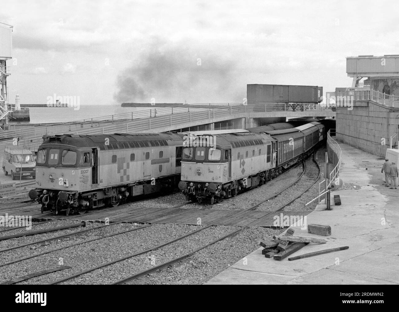 Una coppia di locomotive diesel di classe 33, numeri 33207 e 33204, condivide il compito di caricare simultaneamente rastrelli di carri sul traghetto ferroviario sul molo dell'Ammiragliato di dover il 5 settembre 1992. Foto Stock