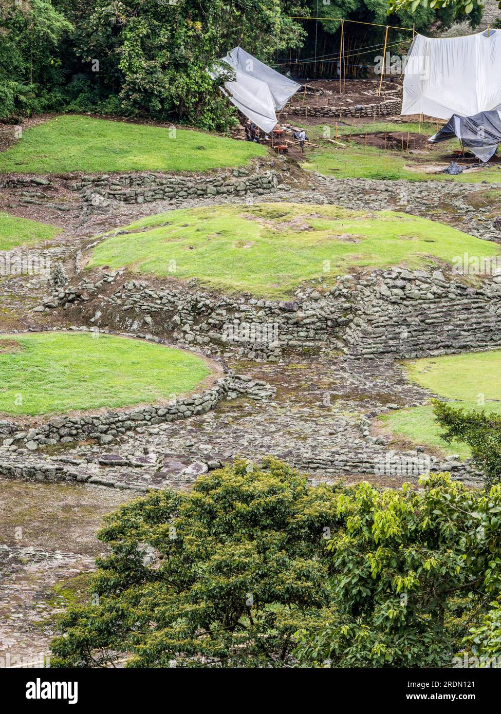 Archeologi sotto tende bianche che indagano sul sito precolombiano di Guayabo vicino a Turrialba, in Costa Rica Foto Stock