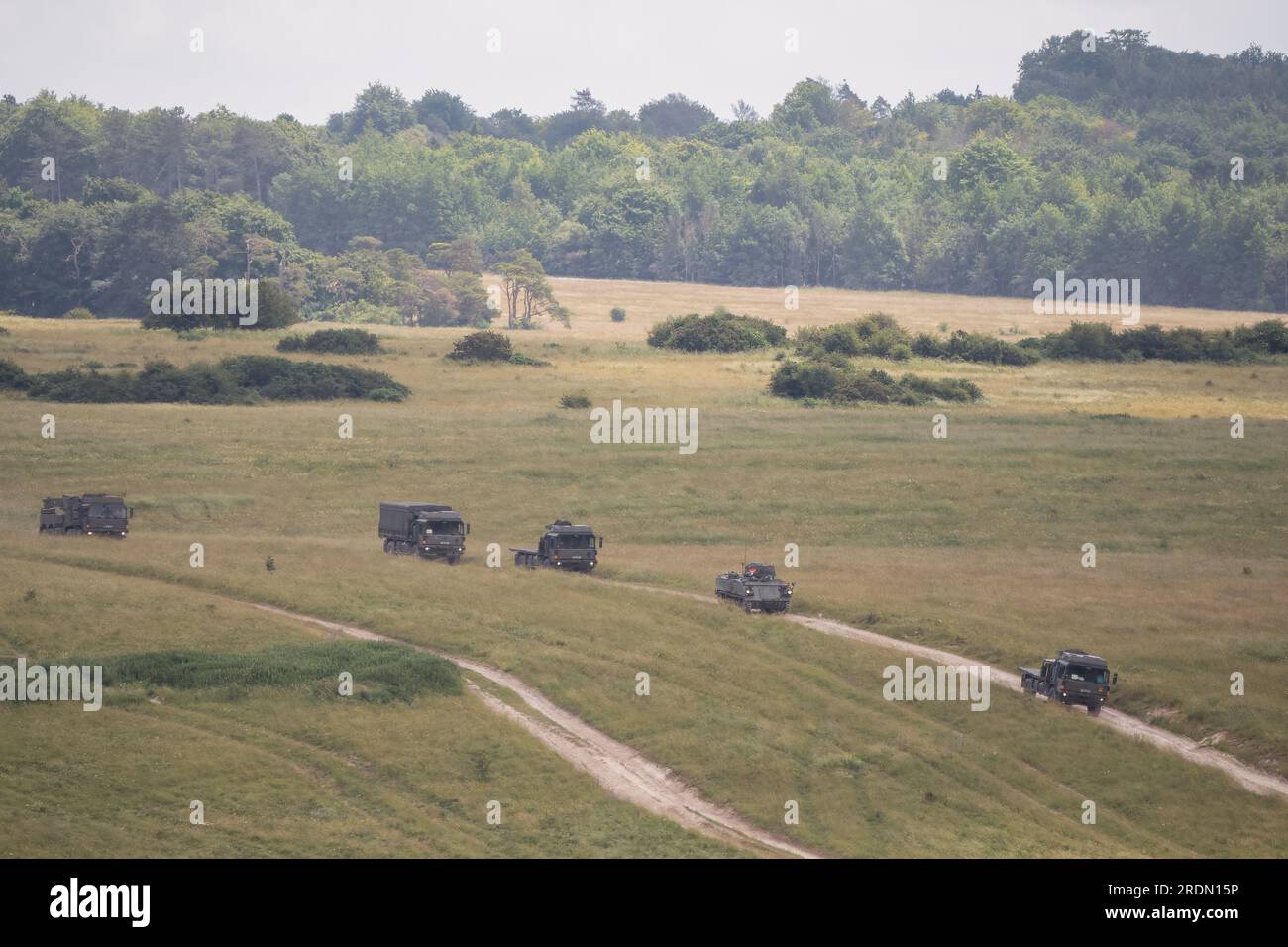 Un convoglio di veicoli dell'esercito britannico che attraversa la campagna per un'esercitazione militare Foto Stock