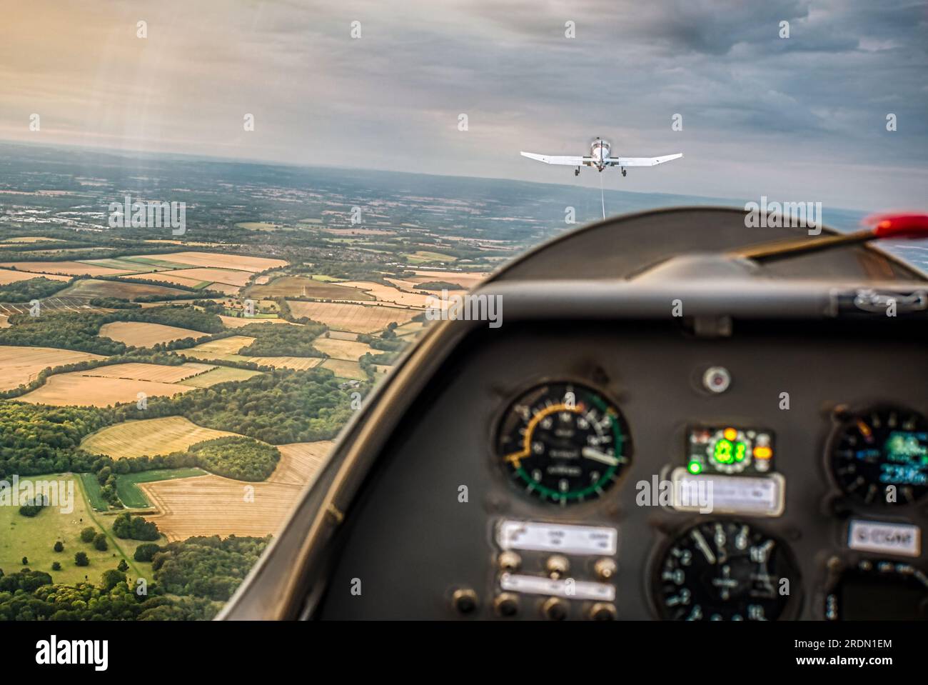 Ho preso un rimorchio. Aliante trainato per un lancio aereo, Lasham Gliding Society, Lasham Airfield, Hampshire, Regno Unito Foto Stock