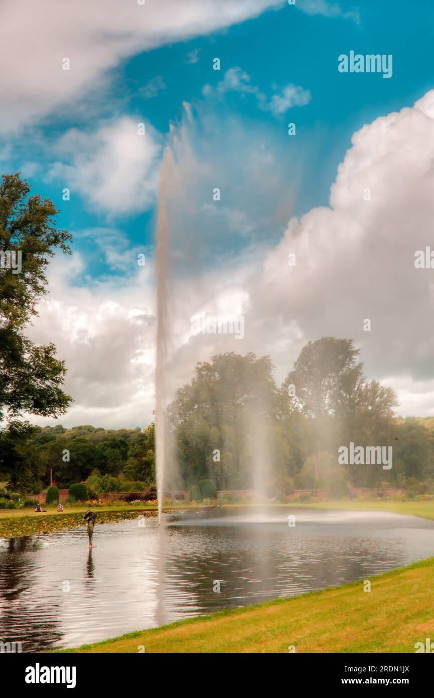 Garden Fountain at Forde Abbey, Chard, Somerset, Regno Unito Foto Stock