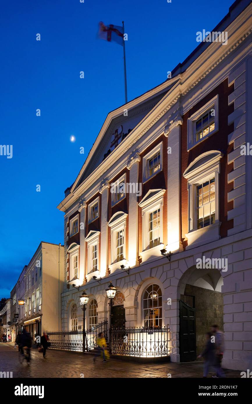 Elevazione obliqua dell'edificio illuminato al crepuscolo. York Mansion House, York, Regno Unito. Architetto: De Matos Ryan, 2018. Foto Stock