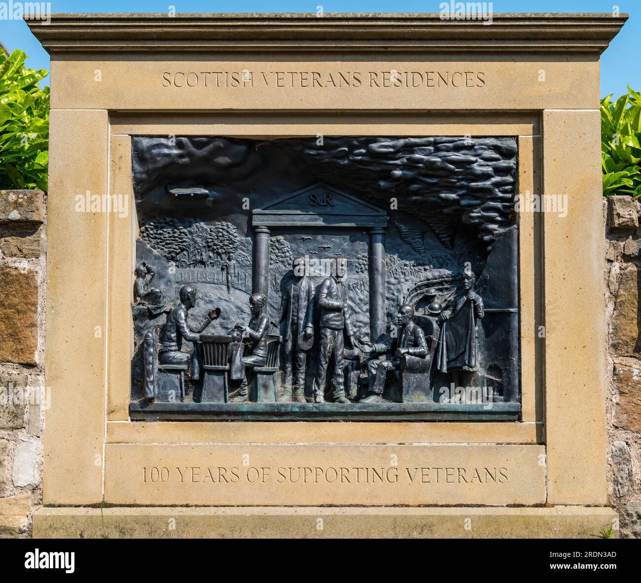 Centenario commemorativo dei veterani scozzesi con bassorilievo, Canongate, Royal Mile, Edimburgo, Scozia, REGNO UNITO Foto Stock
