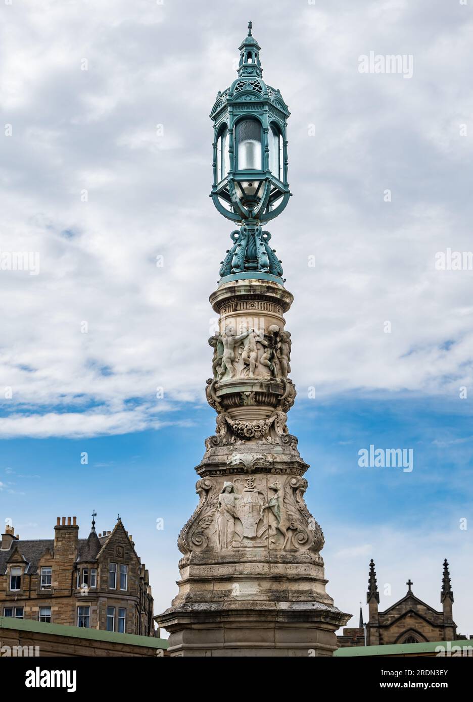 Lampada McEwan vittoriana decorata o colonna di lanterna, Bristo Square, Edimburgo, Scozia, Regno Unito Foto Stock