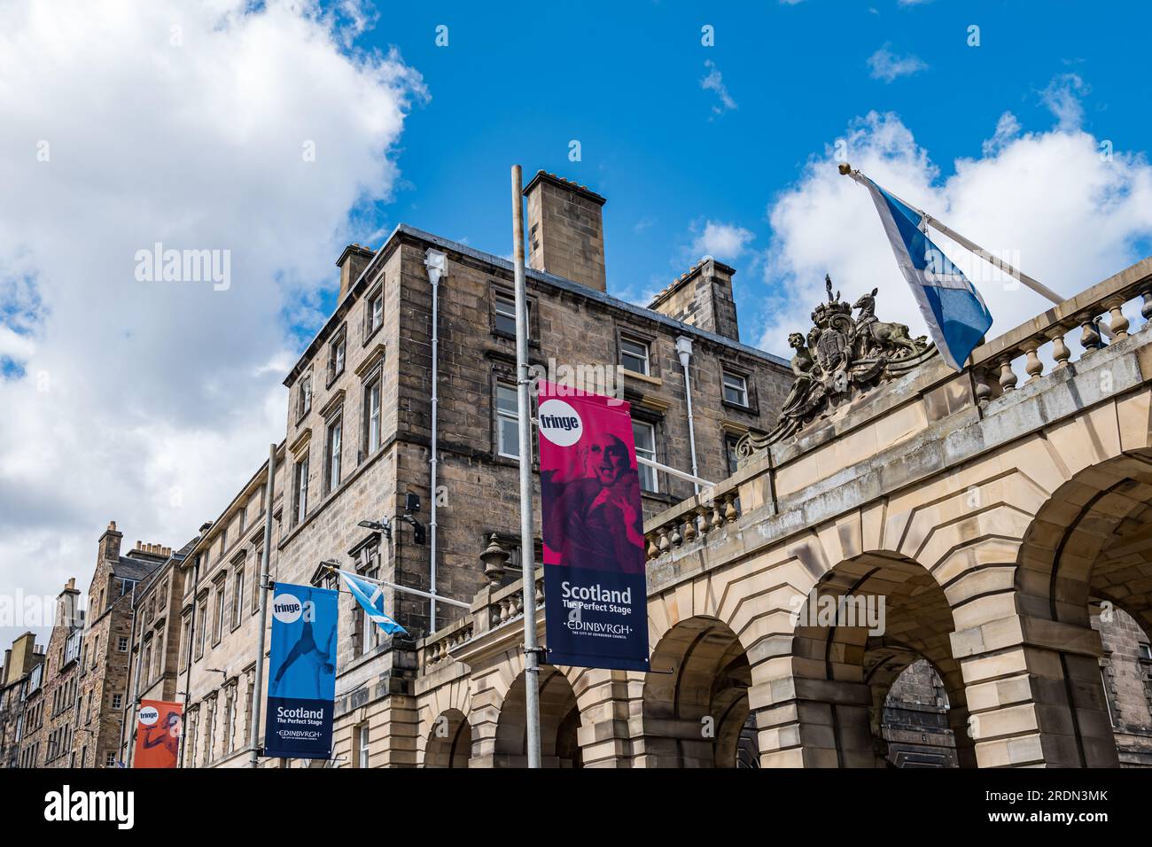 Striscioni ai margini del Festival fuori dalle Council Chambers, Royal Mile, Edimburgo, Scozia, Regno Unito Foto Stock