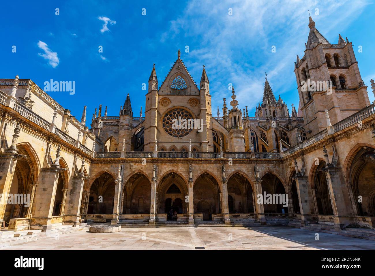 Chiostro della Cattedrale di Santa María de Regla de Leon. Castilla León, Spagna. La cattedrale di León è il famoso punto di riferimento della città. La storia inizia tra Foto Stock