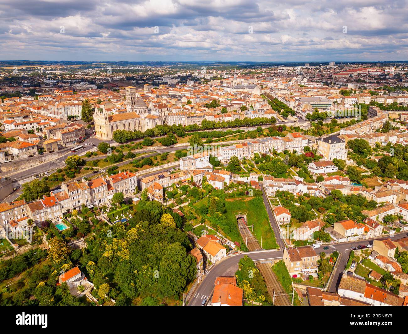 Punto di vista a droni ad angolo elevato sulla città di Angoulême, Nouvelle-Aquitaine, Francia sudoccidentale il giorno d'estate Foto Stock