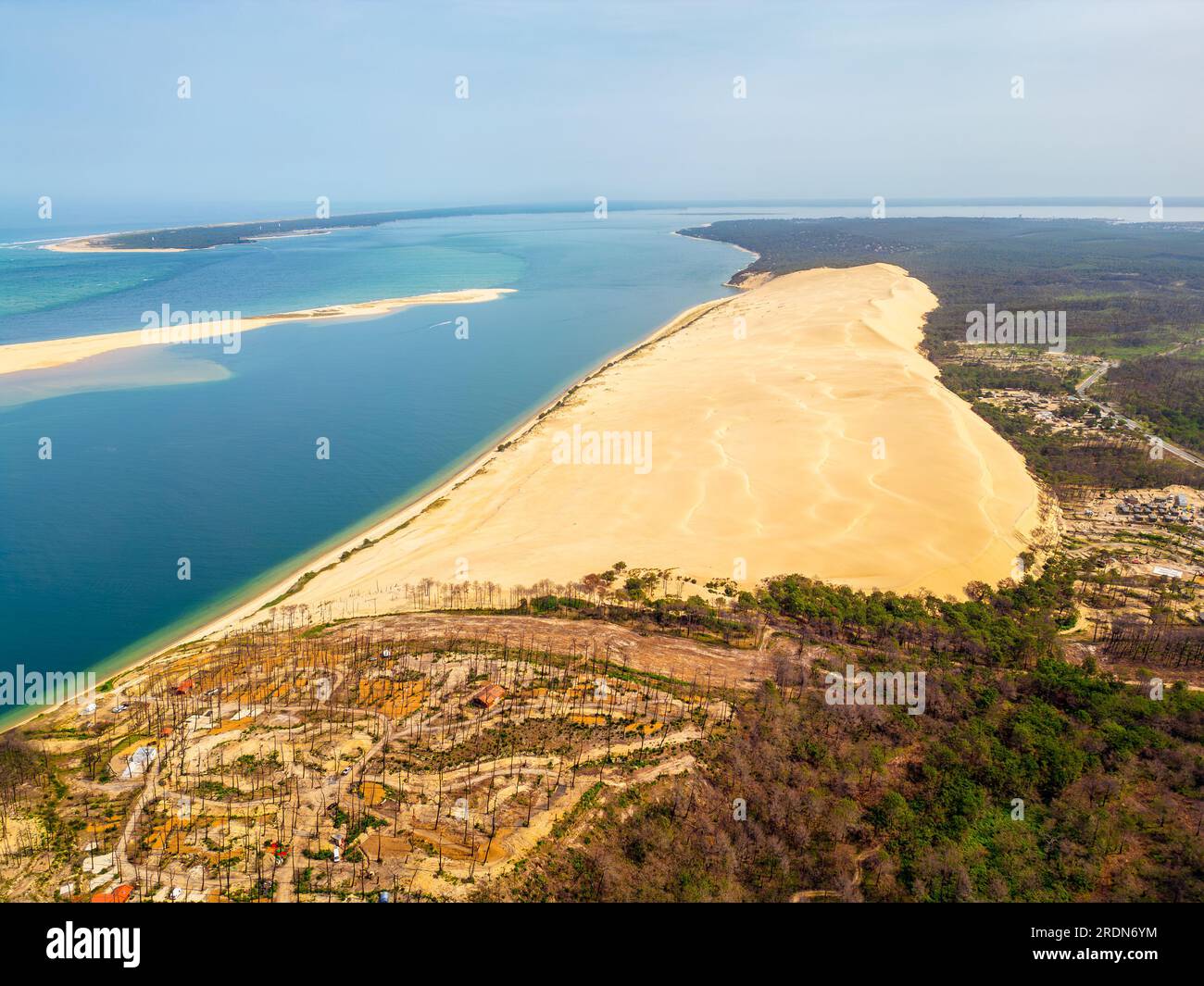 Punto del drone ad angolo elevato sulla Duna di Pilat, 60 km a sud-ovest di Bordeaux, lungo la costa atlantica della Francia. È la duna di sabbia più alta d'Europa. Foto Stock