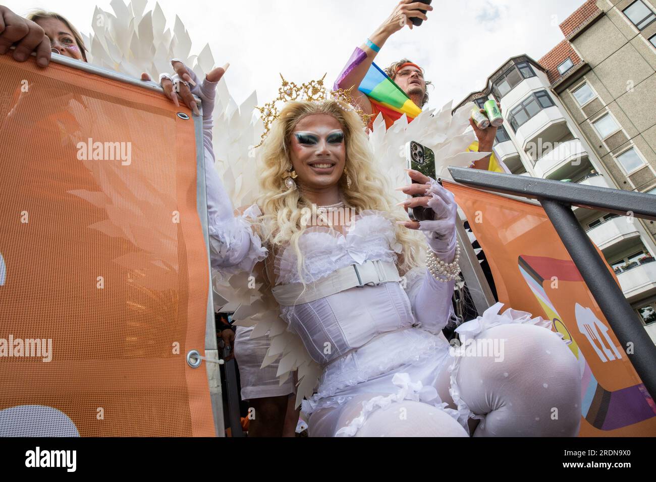 Berlino, Germania. 22 luglio 2023. Il 22 luglio 2023, la città di Berlino era piena di colori e di cameratismo mentre celebrava il Christopher Street Day (CSD), noto anche come Berlin Pride. Migliaia di persone provenienti da diversi background si sono riunite per partecipare a questo vivace evento, che ha marciato da Leipziger Strasse fino all'iconica porta di Brandeburgo. L'aria è stata riempita di un senso di unità e orgoglio, mentre i partecipanti indossavano uno spettro di costumi colorati e bandiere arcobaleno ondulate, un simbolo universale di sostegno per la comunità LGBTQ. Tuttavia, l'evento è stato più di una semplice celebrazione. Credito: SIPA USA/A. Foto Stock