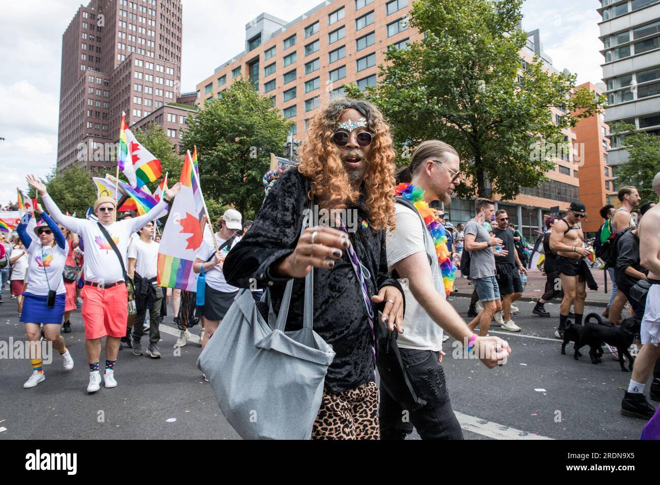 Berlino, Germania. 22 luglio 2023. Il 22 luglio 2023, la città di Berlino era piena di colori e di cameratismo mentre celebrava il Christopher Street Day (CSD), noto anche come Berlin Pride. Migliaia di persone provenienti da diversi background si sono riunite per partecipare a questo vivace evento, che ha marciato da Leipziger Strasse fino all'iconica porta di Brandeburgo. L'aria è stata riempita di un senso di unità e orgoglio, mentre i partecipanti indossavano uno spettro di costumi colorati e bandiere arcobaleno ondulate, un simbolo universale di sostegno per la comunità LGBTQ. Tuttavia, l'evento è stato più di una semplice celebrazione. Credito: SIPA USA/A. Foto Stock