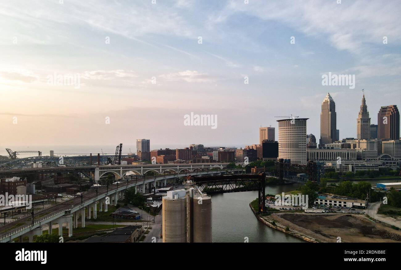 Foto aerea dello skyline di Cleveland Ohio Downtown al tramonto Foto Stock