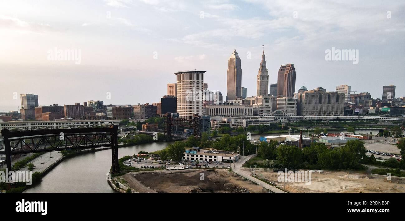 Foto panoramica aerea dello skyline di Cleveland Ohio City Downtown al tramonto Foto Stock