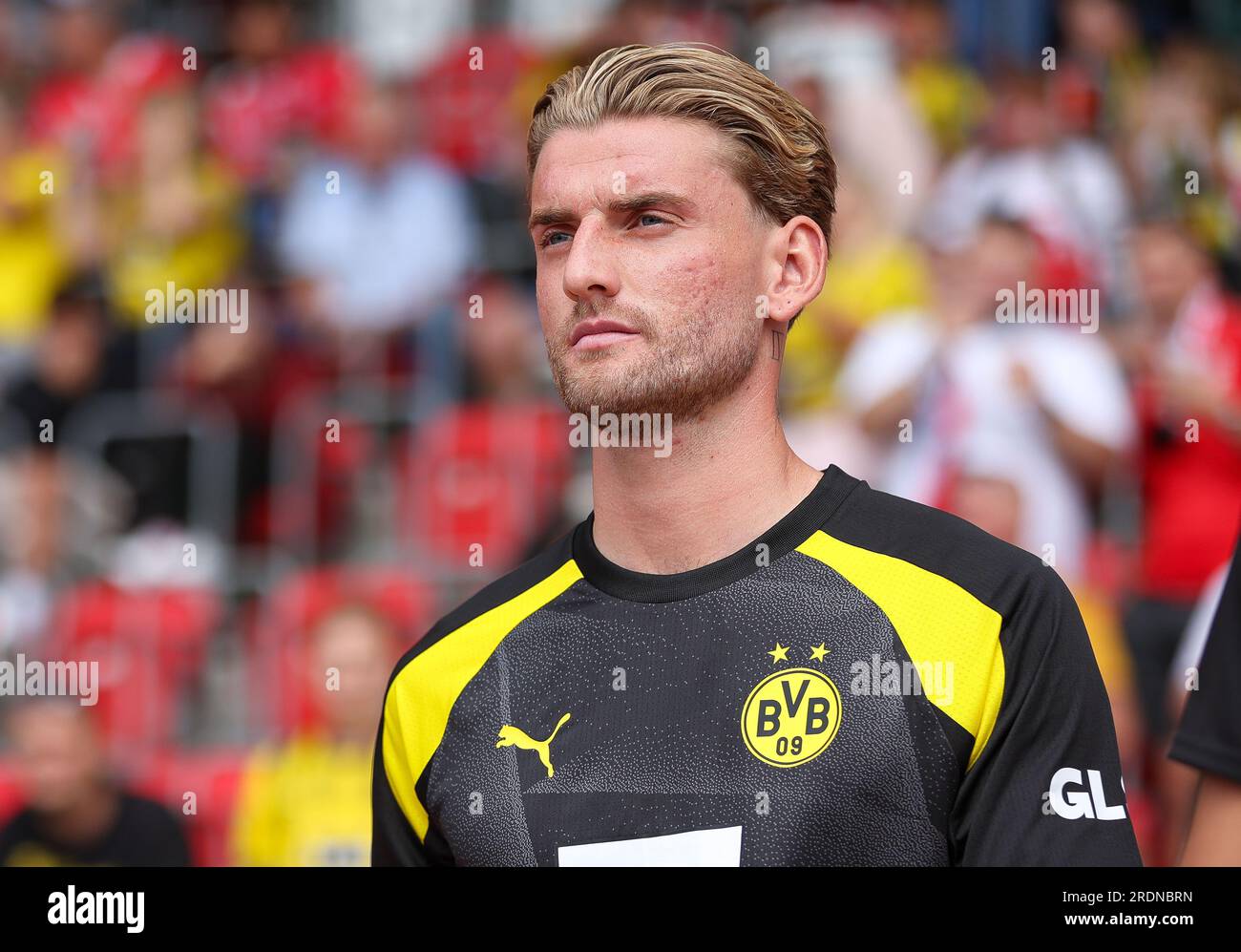 Erfurt, Germania. 22 luglio 2023. Calcio: Bundesliga, test match, Rot-Weiß Erfurt - Borussia Dortmund a Steigerwaldstadion. Il giocatore di Dortmund, Ole Pohlmann, entra in campo. Crediti: Jan Woitas/dpa/Alamy Live News Foto Stock