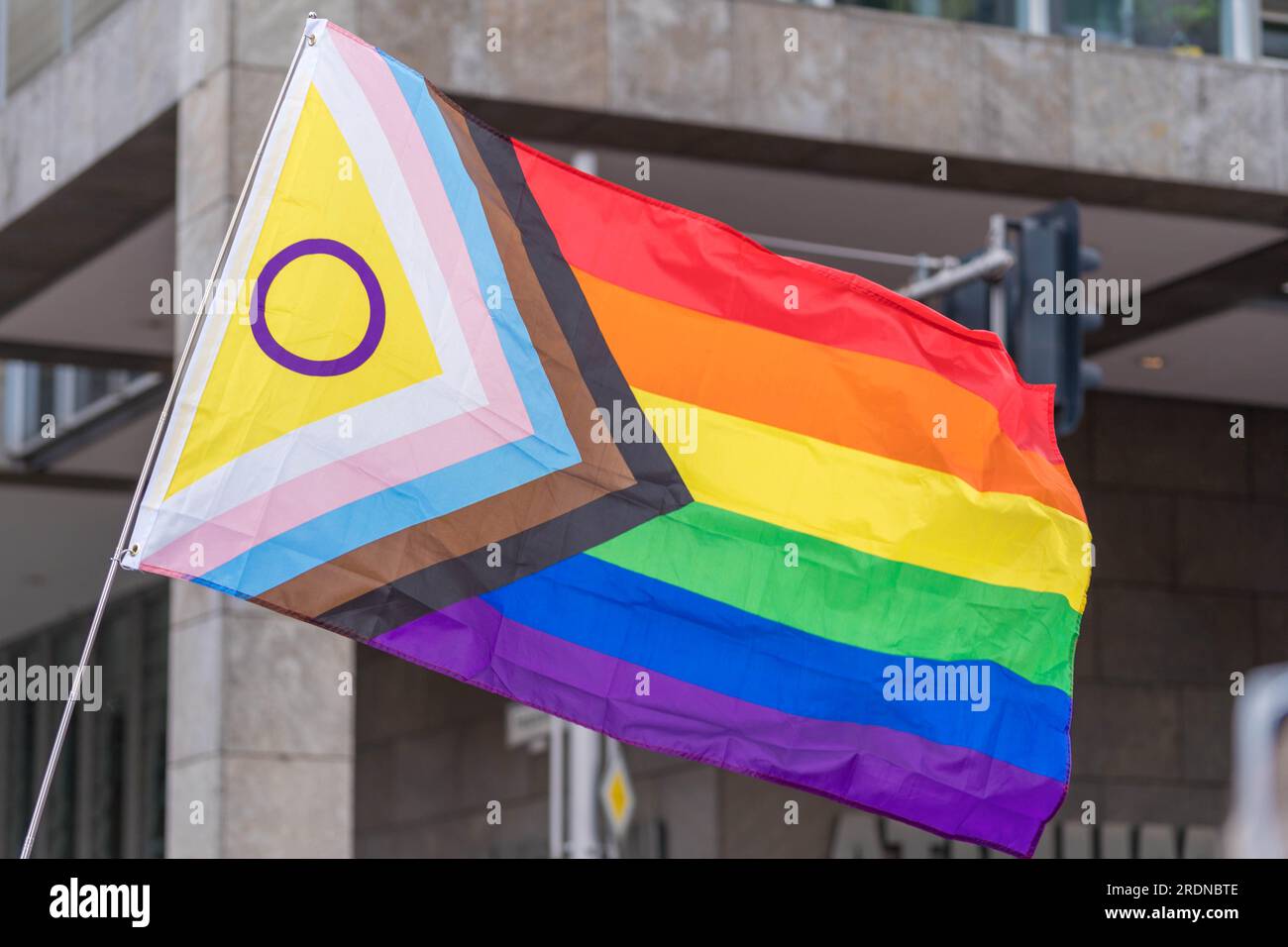 Berlino, Germania. 22 luglio 2023. Una bandiera Progress Pride con un simbolo intersessuale al Christopher Street Day 2023 a Berlino. Il simbolo intersessuale è usato per rappresentare gli individui intersessuali e il loro diritto all'integrità corporea. Crediti: Freelance Fotograf/Alamy Live News Foto Stock