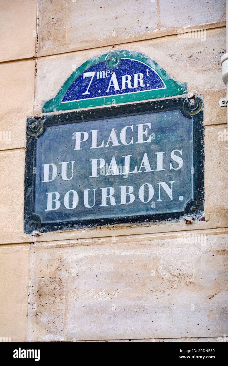 Parigi, Francia - 120 gennaio 2022: Tipica targa con il nome della strada a Parigi, la capitale della Francia. Place du Palais Bourbon nel 7° arrondissement. Foto Stock