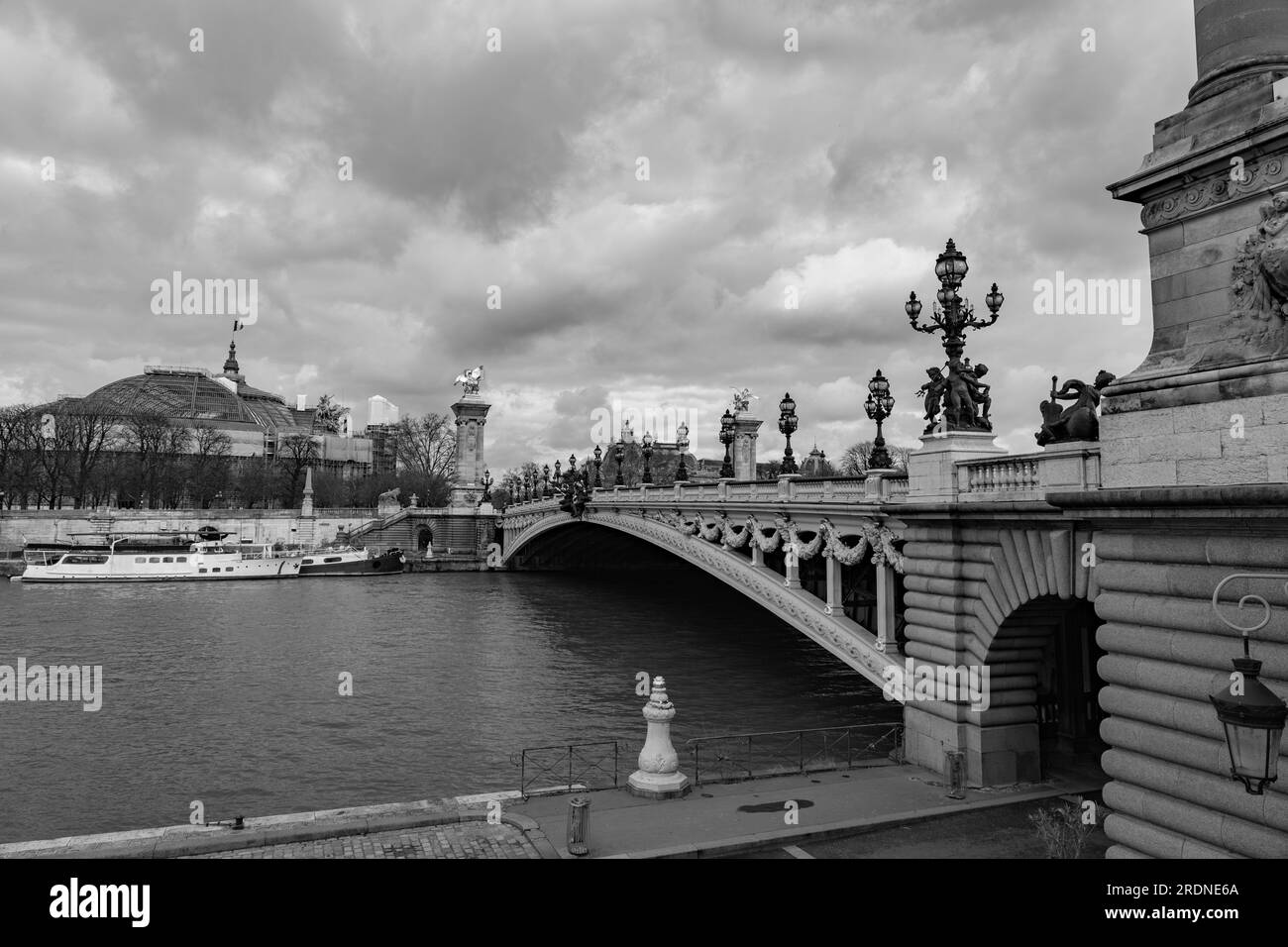 Parigi, Francia - 20 gennaio 2022: Il Pont Alexandre III è un ponte ad arco che attraversa la Senna a Parigi. Collega il quartiere Champs-Elysees Foto Stock