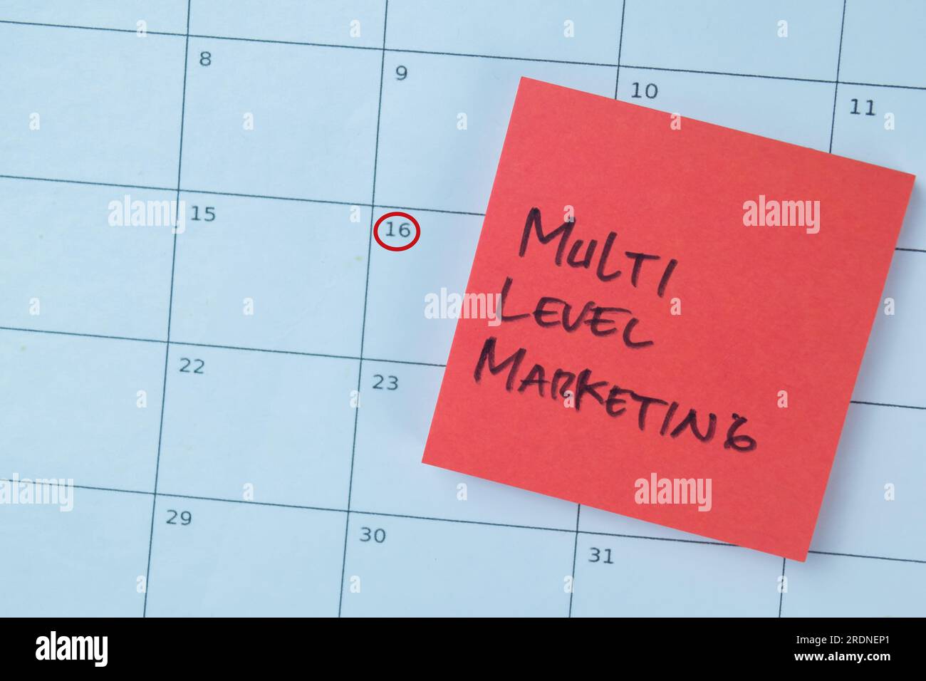 Concetto di marketing multilivello scrivere sulle note adesive isolate su un tavolo di legno. Foto Stock