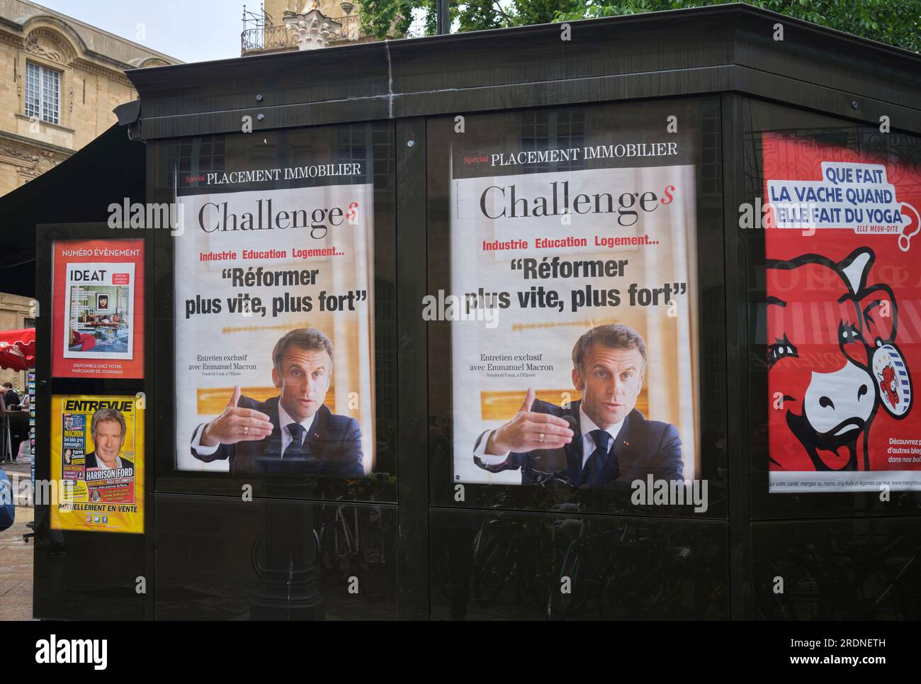 Manifesti politici su edicola ad Aix en Provence Francia Foto Stock
