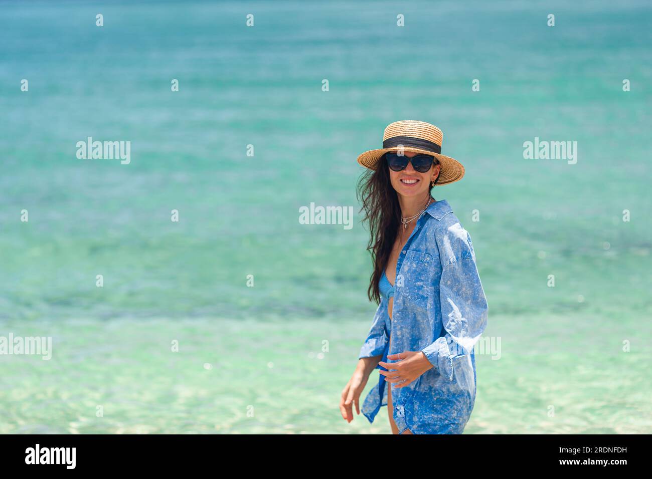 Giovane donna sulla spiaggia durante le vacanze estive Foto Stock