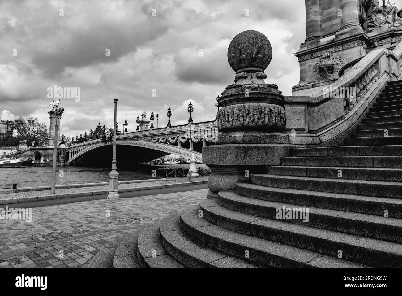 Il Pont Alexandre III è un ponte ad arco che attraversa la Senna a Parigi. Collega il quartiere degli Champs-Elysees con quelli degli Invalides e del FEI Foto Stock