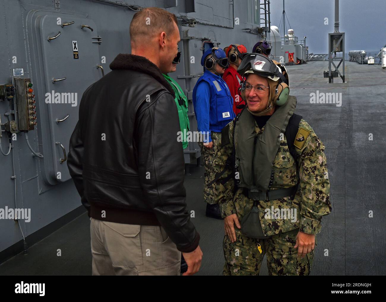 Gaeta, Italia. 10 novembre 2019. STATI UNITI Vice Adm. Lisa Franchetti, comandante, Naval Stripping and Support Forces NATO, giusto, parla con il capitano Cassidy Norman, comandante della classe Blue Ridge USS Mount Whitney durante una visita in nave, il 10 novembre 2019 a Gaeta, Italia. Il presidente Joe Biden ha nominato Franchetti a guidare la Marina, come la prima donna ad essere un capo del servizio militare degli Stati Uniti. Crediti: MC3 Drew Verbis/US Navy/Alamy Live News Foto Stock