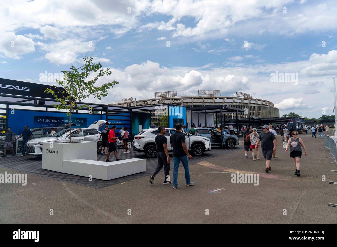 Washington, Stati Uniti. 22 luglio 2023. La gente partecipa all'Electrify Expo, un festival nazionale dedicato ai veicoli elettrici itineranti, al RFK Festival Stadium Grounds di Washington, DC, sabato 22 luglio 2022. I partecipanti possono vedere auto elettriche di diversi produttori e conoscere e dimostrare auto elettriche, e-bike, scooter e skateboard. Foto di Bonnie Cash/UPI credito: UPI/Alamy Live News Foto Stock