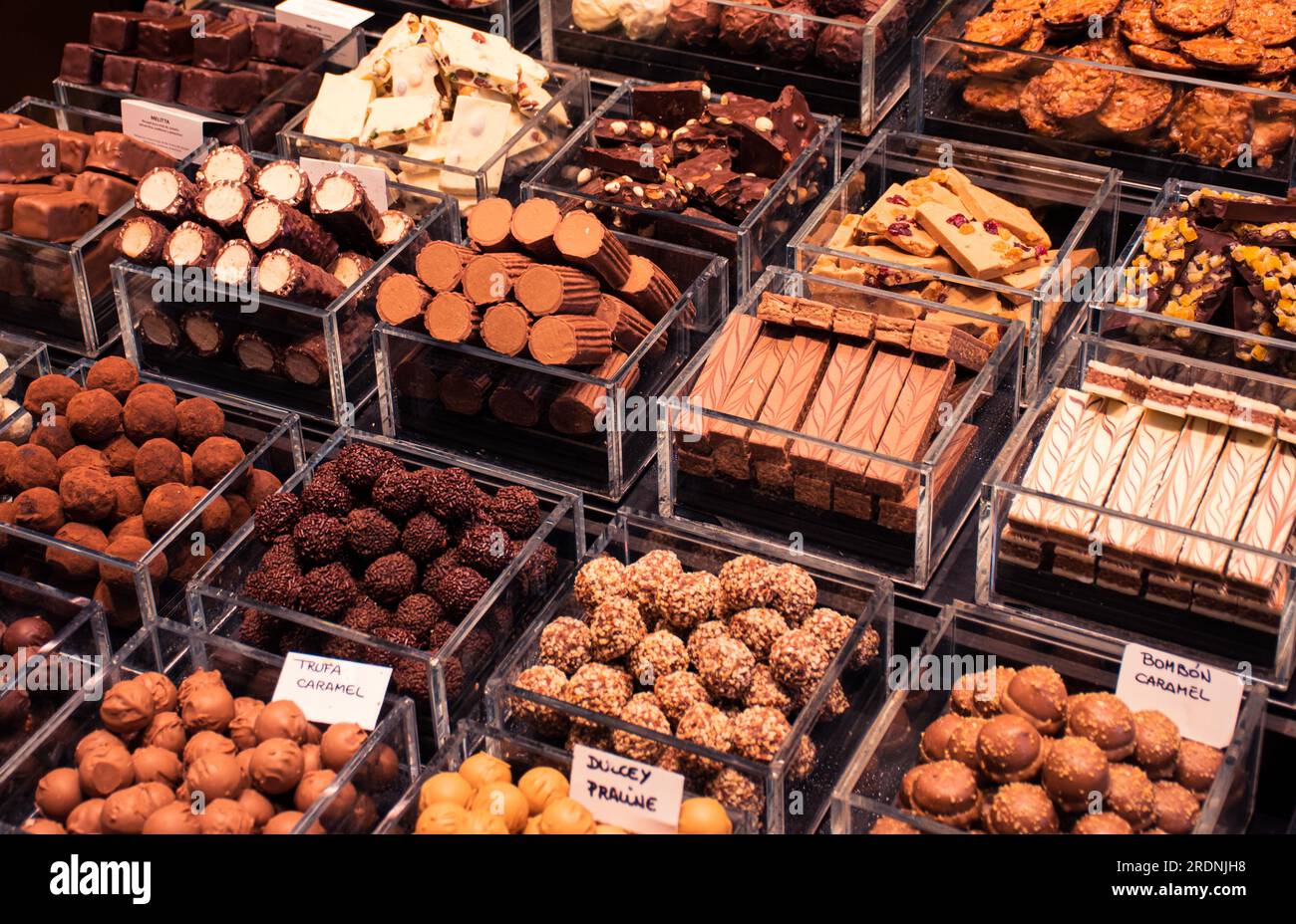 Selezione di dessert al cioccolato al mercato la Boqueria di Barcellona. Foto Stock