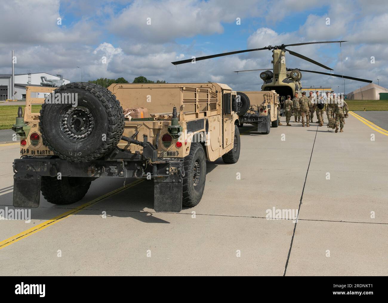 STATI UNITI Soldati dell'esercito con Headquarters and Headquarters Battery, 4th Infantry Division Artillery, manovrano un M998 Humvee su un CH-47D Chinook durante l'addestramento a carico freddo presso la base aerea di Lielvarde, Lettonia, il 18 luglio. L'addestramento, supportato da capi equipaggio e piloti con Task Force Knighthawk, 3rd Combat Aviation Brigade, 3rd Infantry Division, a supporto della 4th Infantry Division, fornì ai soldati DIVARTY l'opportunità di aumentare la loro prontezza operativa. Il 4° Inf. La missione del Div. In Europa è quella di impegnarsi in formazione ed esercitazioni multinazionali in tutto il continente, lavorando a fianco della NATO al Foto Stock