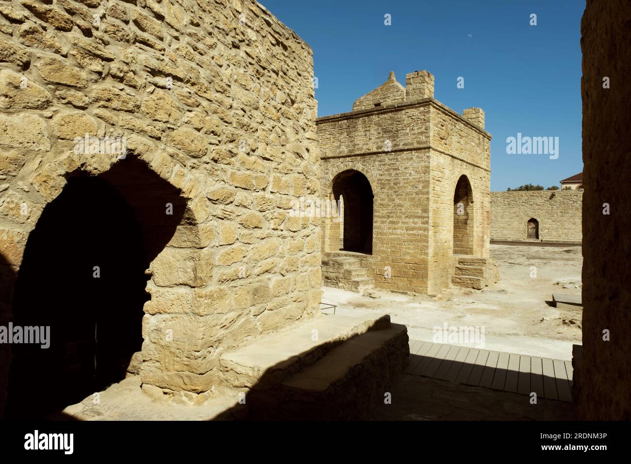 Baku, Azerbaigian - 27 giugno 2023: Una fotografia architettonica del Tempio di Ateshgah, uno storico tempio del fuoco in Azerbaigian, contro un cielo blu cristallino Foto Stock