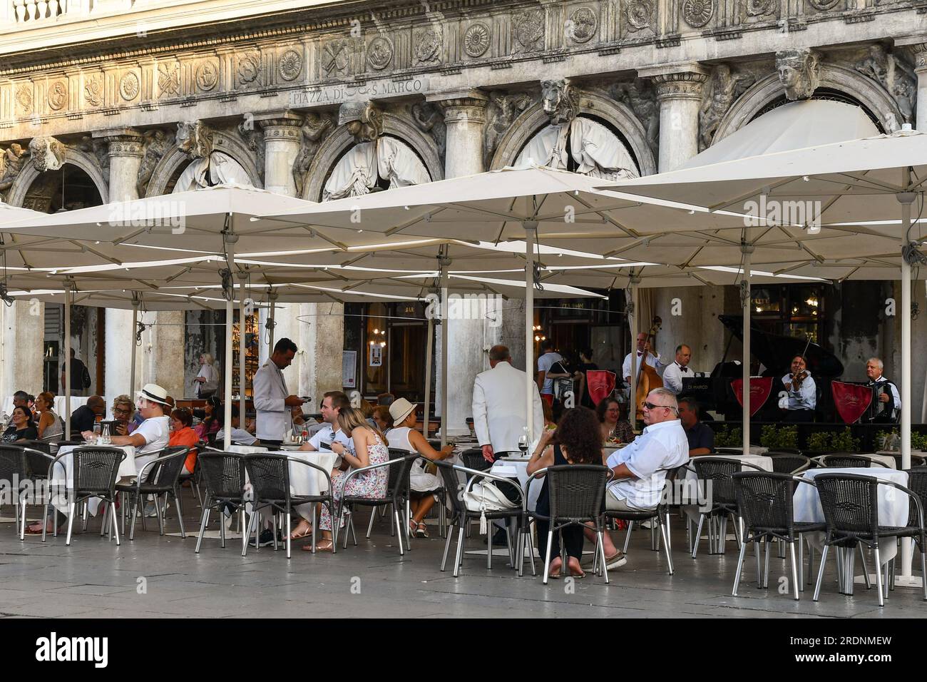 Esterno del famoso caffè Florian, fondato nel 1720 in Piazza San Marco, una delle più antiche caffetterie del mondo, Venezia, Veneto, Italia Foto Stock